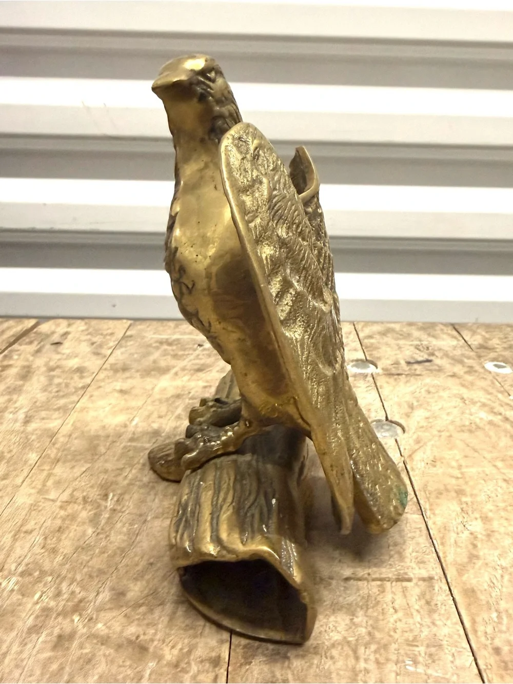 Vintage brass eagle figurine perched on a hollow log,Very nice detailed feathers - Picture 5 of 6